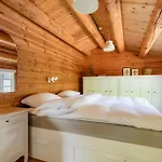 Authentic Log House Near * Bøtø By