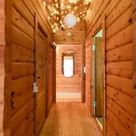 펜션 Authentic Log House Near Bøtø By