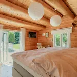 펜션 Authentic Log House Near Bøtø By