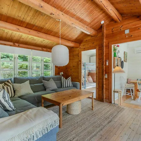 Authentic Log House Near * Bøtø By