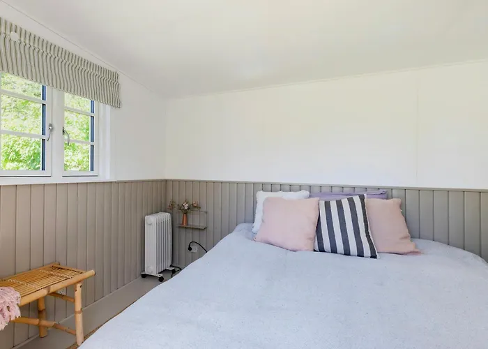 Authentic Log House Near Bøtø By